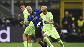 没射正，莱万是巴萨队史首位单赛季西甲两次罚点射偏的球员（莱万本场零射正，成巴萨队史单赛季西甲两次点球踢偏第一人）