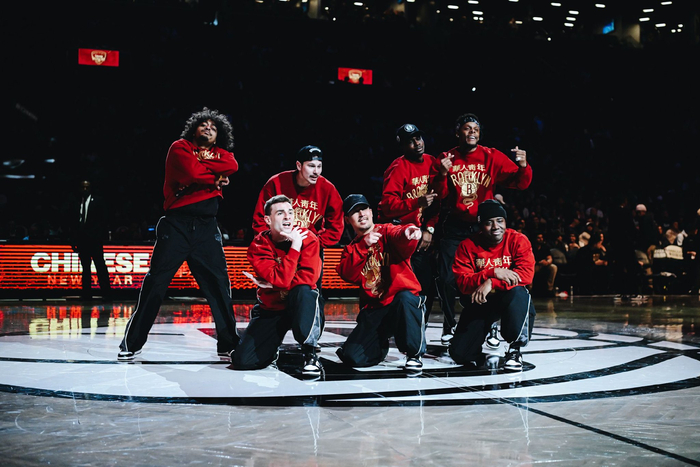 西甲战报：费尔南德斯点射制胜，十人西班牙人1-0十人巴列卡诺（西甲：费尔南德斯点球建功，10人西班牙人1-0险胜10人巴列卡诺）