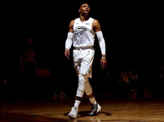 探寻红色服饰的优雅魅力（邂逅红色时装的典雅风采）