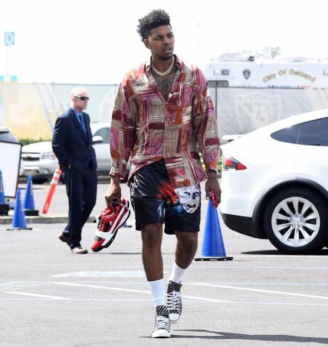 第17圈，诺里斯和勒克莱尔先后进站，出站后诺里斯卡在安东内利身后暂列第9。（第17圈，诺里斯与勒克莱尔相继进站，诺里斯出站后落在安东内利之后暂居第9位。）