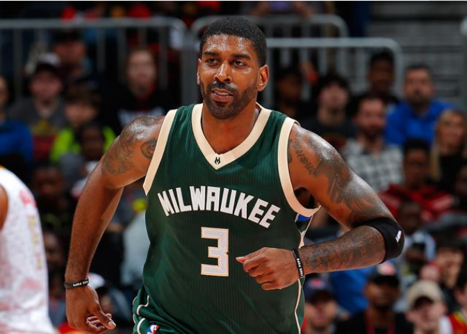 利物浦主力萨拉赫连续三轮替补，怒斥教练斯洛特，暗示可能离队。（利物浦核心萨拉赫连续三轮无缘首发，怒批主帅斯洛特，暗示或将离队）