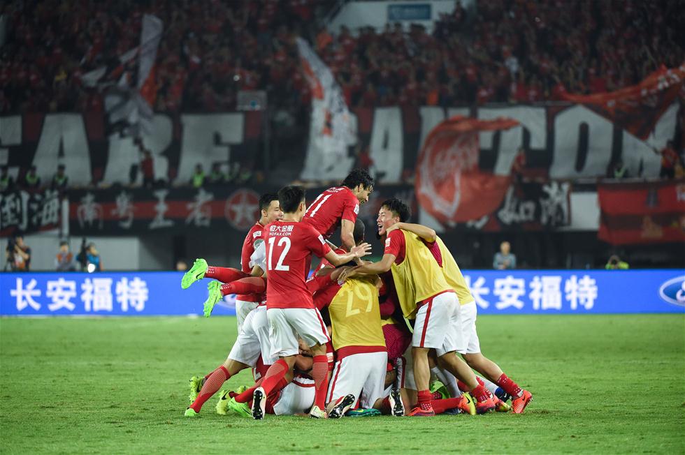 心系老东家，维尼修斯晒穿达尼洛弗拉门戈13号球衣打游戏（情牵旧主，维尼修斯晒身穿达尼洛弗拉门戈13号球衣打游戏）