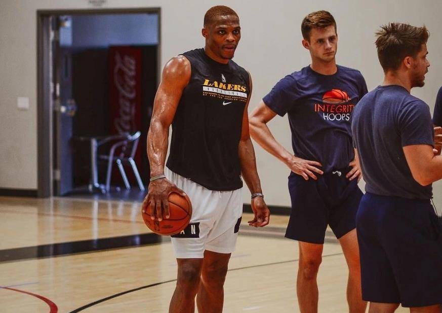 湖人后卫斯玛特基金会助力青少年成长抗击癌症（湖人后卫斯玛特以基金会支持青少年发展，携手抗击癌症）