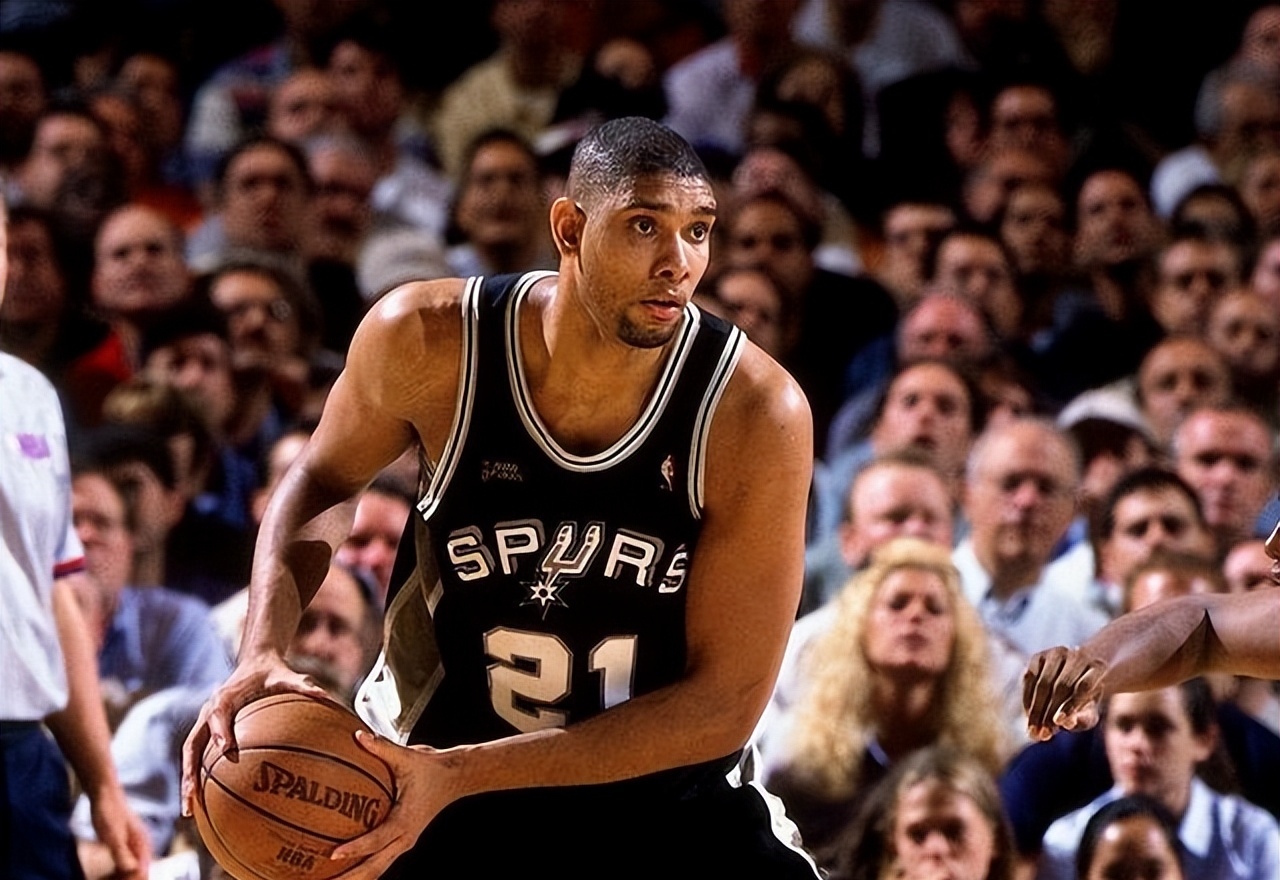 斯帕莱蒂在圣诞晚宴上和老板埃尔坎热烈交谈，洛卡特利也在主桌作陪（圣诞晚宴上，斯帕莱蒂与老板埃尔坎热聊，洛卡特利同坐主桌）