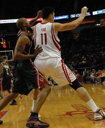 欧冠巅峰对决成主帅保卫战 皇马主场翻身可博胜（欧冠焦点战成帅位保卫战 皇马主场反弹有望胜出）